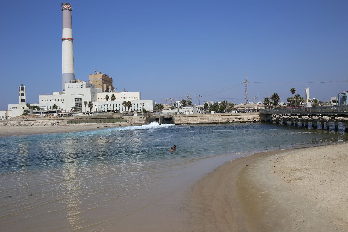 Bathing in discharge waters of power station