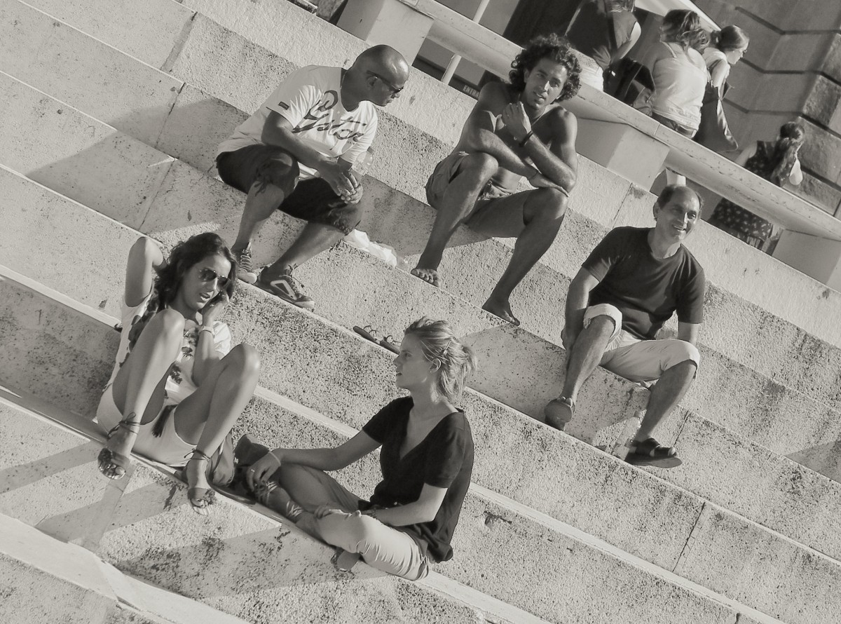 Diagonal in photography: Siesta on the steps, winner of our photo contest on use of diagonal lines.