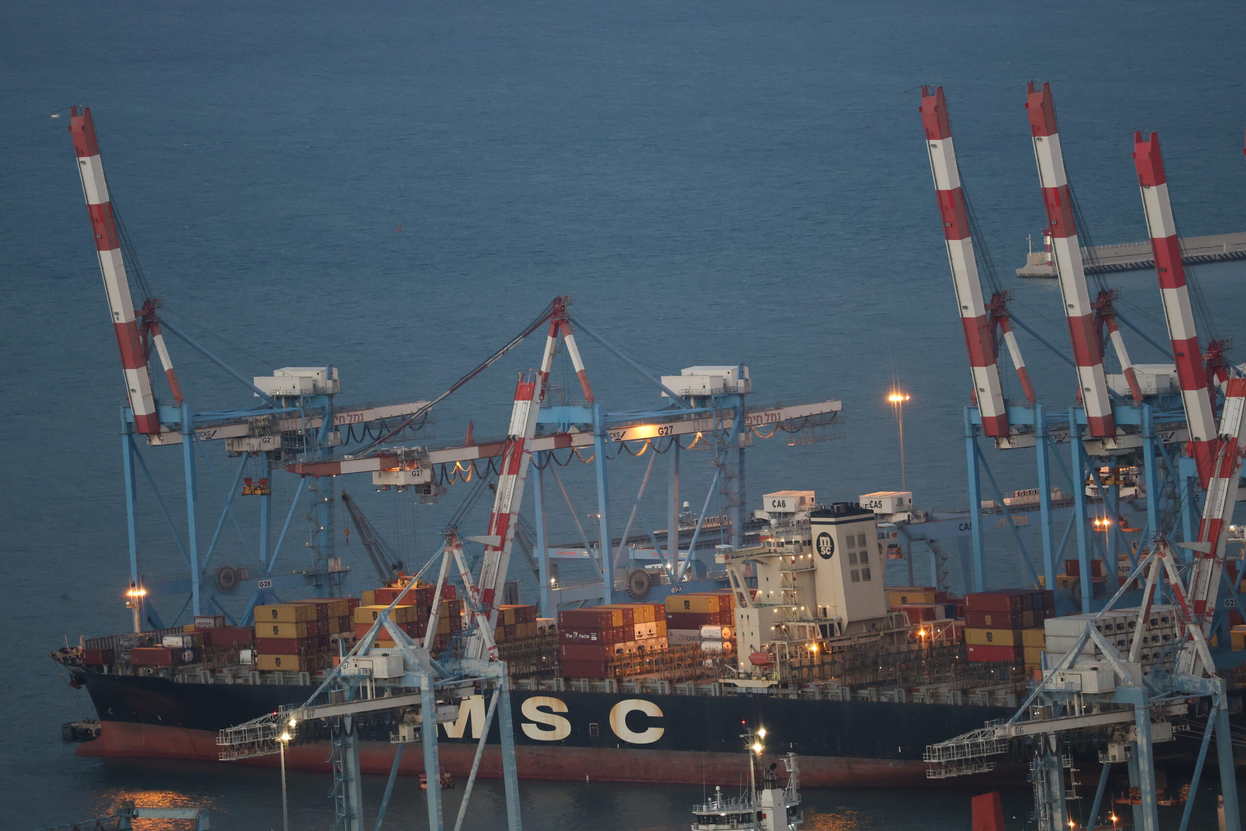 When a “Slow” Telephoto Becomes a Quiet Powerhouse